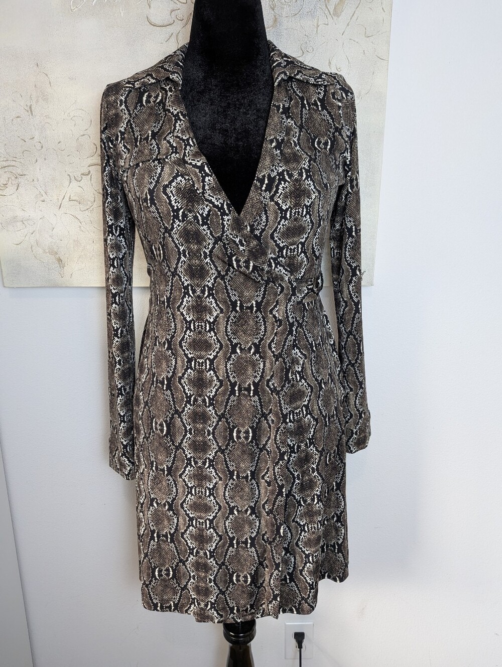 Calvin Klein Snake Print Wrap Dress Size 6 V-Neck Long Sleeve Tie Belt Knee euc